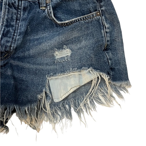 Free People We the Free Distressed Jean shorts. - Picture 6 of 10